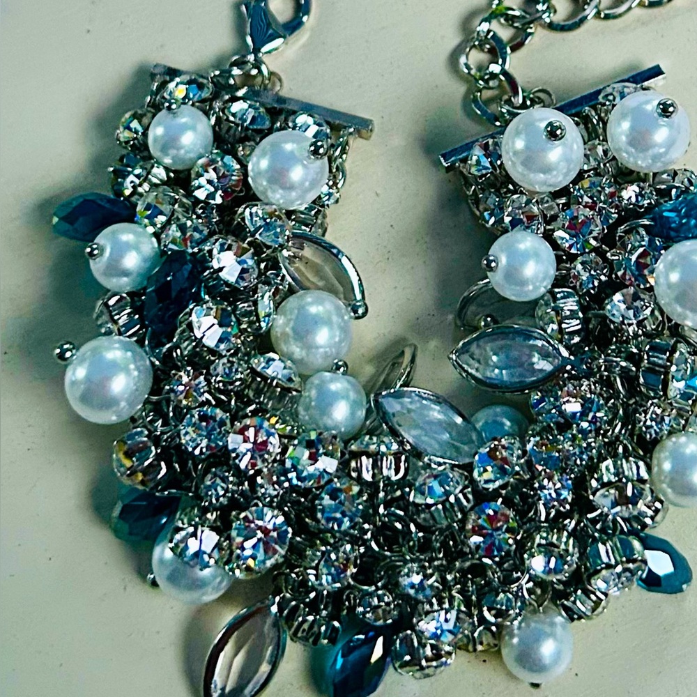 Chic Silver and Blue Crystal Pearl Bracelet
